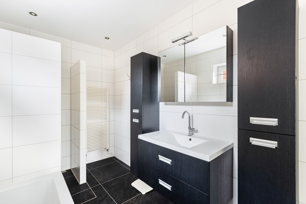 Foto - Te koop:  Royale twee-onder-een-kapwoning met comfort en ruimte!